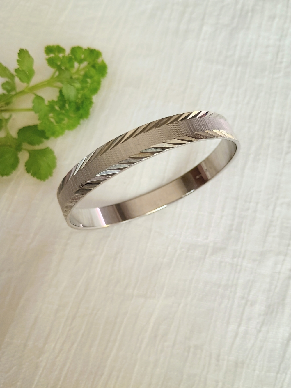 🌺 ELEGANT CHIC 🌺 VTG Etched Silver Tone Monet Bangle Bracelet, Mod, Minimalist